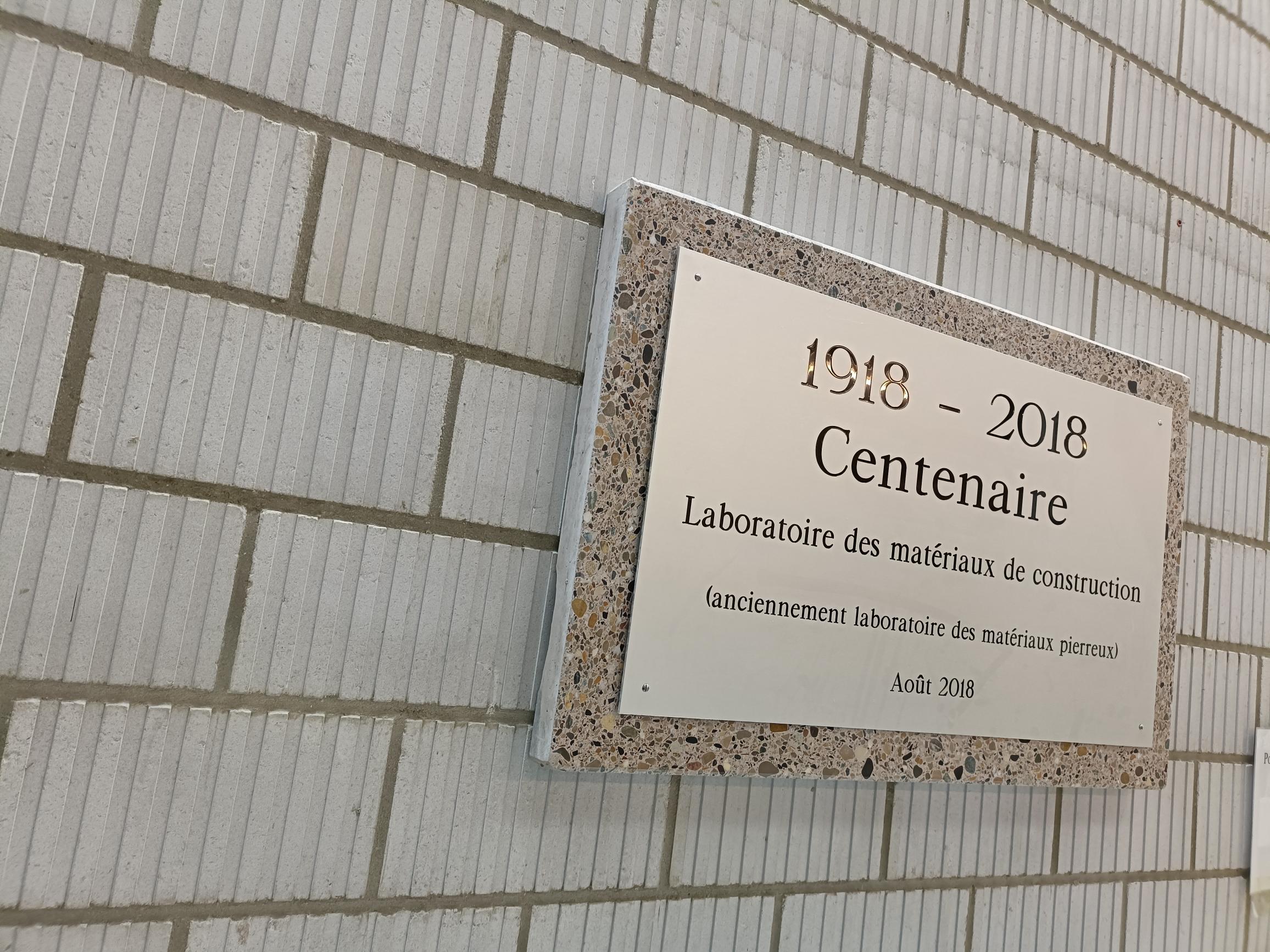 EPFL 建材ラボ100周年記念プレート